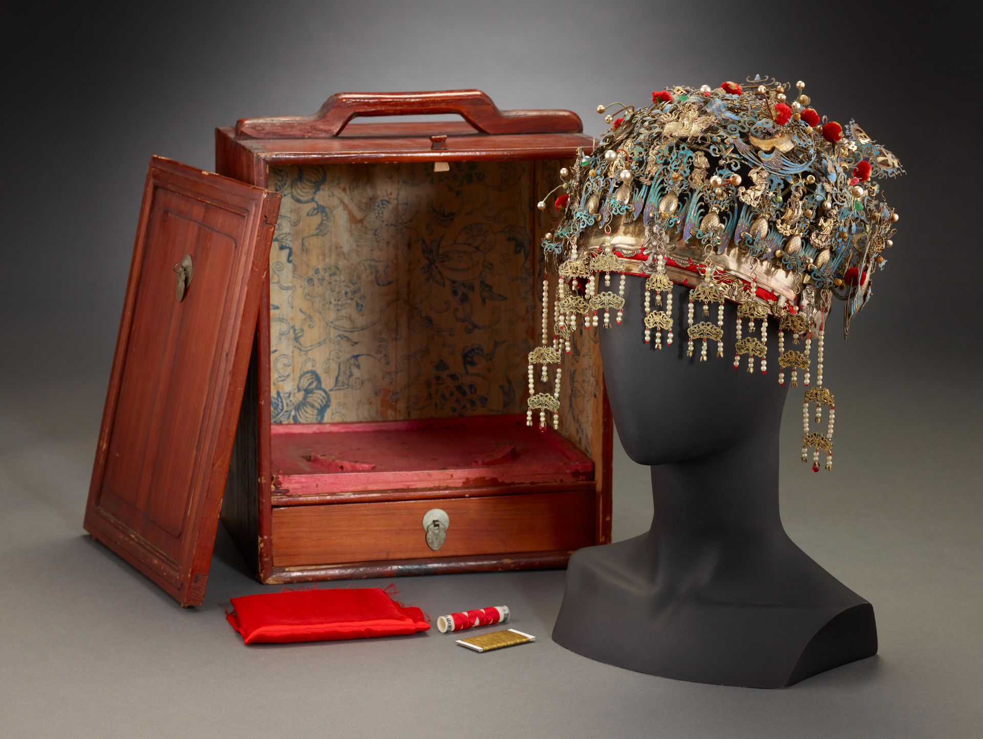 <strong>Peranakan wedding headdress<br>
</strong>
<p style="color: #000000; margin: 0in 0in 8pt;"><span><br>
1994-04946<br>
</span>Late 19th-early 20th centuries<br>
Penang, Straits Settlements<br>
<span style="color: black;">Collection of the Asian Civilisations Museum</span>